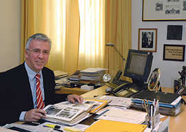 Von seinem Schreibtisch im Rathaus am Augustinerhof leitete Helmut Schröer als Oberbürgermeister 18 Jahre lang die Geschicke von Deutschlands ältester Stadt.