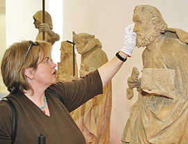 Marion Remmy ertastet Details der Steipe-Skulpturen.