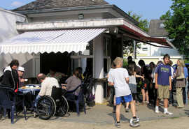 Im Sommer ist der Kiosk im Schammatdorf ein beliebter Treffpunkt. Foto: Schammatdorf e.V.