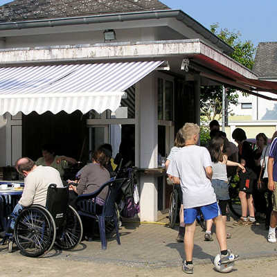 Im Sommer ist der Kiosk im Schammatdorf ein beliebter Treffpunkt, an dem die unterschiedlichen Bewohner zusammenkommen, um bei einem Eis oder einer Tasse Kaffee miteinander zu reden. Foto: Schammatdorf e.V.