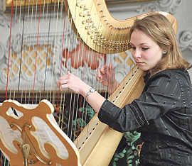 Absolventen der Karl-Berg-Musikschule, darunter Harfenistin Nathalie Lederer (Foto), präsentieren ihr Können immer wieder bei Konzerten.