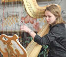 Absolventen der Karl-Berg-Musikschule, darunter Harfenistin Nathalie Lederer (Foto), präsentieren ihr Können immer wieder bei Konzerten.