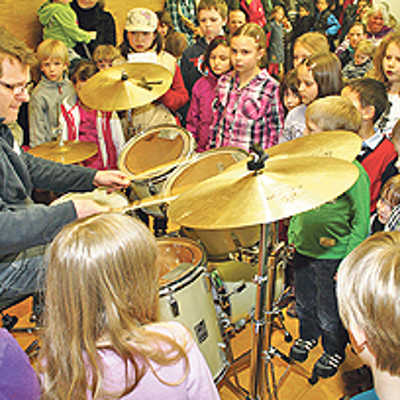 Die Schlagzeugdemonstration von Ortwin Feil fand insbesondere bei den kleinen Gästen großen Anklang. Foto: Musikschule