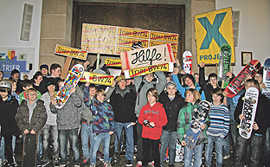 Rund 100 Kinder und Jugendliche fordern vor Beginn der Ausschusssitzung den Erhalt ihrer Skatehalle an der Aachener Straße in Trier-West.