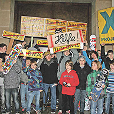 Rund 100 Kinder und Jugendliche fordern vor Beginn der Ausschusssitzung den Erhalt ihrer Skatehalle an der Aachener Straße in Trier-West.
