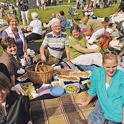 Zum gemeinsamen Picknick trafen sich Mitglieder der „Gloslinks“ aus der britischen Partnerstadt mit ihren Freunden von der Gloucester-Metz-Trier-Gesellschaft und den Bewohnern der Gloucester Straße auf dem Petrisberg.