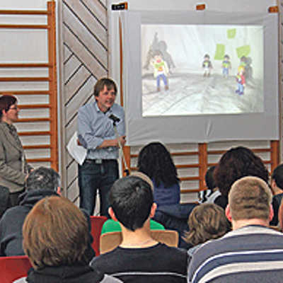 Lehrer Stefan Halm und Theaterpädagogin Sylvia Martin erläutern den Kindern die Oper „Die Zauberflöte” mit Hilfe von Playmobilfiguren.