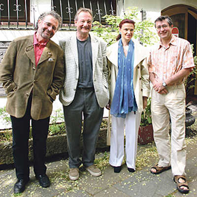 Regisseur Franz Grundheber ( l.) mit den "Wozzeck"-Hauptdarstellern Johannes M. Kösters und Vera Wenkert sowie dem musikalischen Leiter István Dénes.