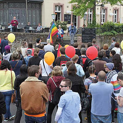 Jüngstes Veranstaltungshighlight des Zentrums war der Internationale Tag gegen Homophobie und Transphobie. Zu dem vielfältigen Programm gehörte eine Kundgebung neben der Porta Nigra. Foto: SCHMIT-Z