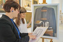 Die Kuratorinnen Dorothée Henschel (links) und Alexandra Orth vergleichen in der Ausstellung die Schwellkopie des Gemäldes von Martin Mendgen mit dem Original.