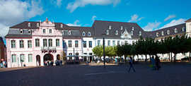 Das Standesamt befindet sich im Palais Walderdorff am Domfreihof.