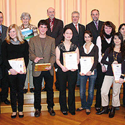 Die besten Abiturienten der Trierer Gymnasien im Fach Französisch mit dem Festkomitee der Deutsch-Französischen Gesellschaft.