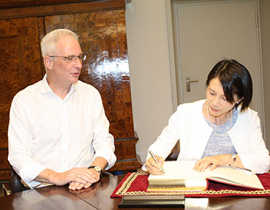 Die japanische Generalkonsulin Setsuko Kawahara trägt sich im Beisein von OB Wolfram Leibe ins Gästebuch der Stadt Trier ein.