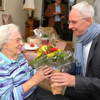 Oberbürgermeister Wolfram Leibe gratuliert Sophie Bermer zu ihrem 100. Geburtstag und überreicht ihr einen Blumenstrauß. 