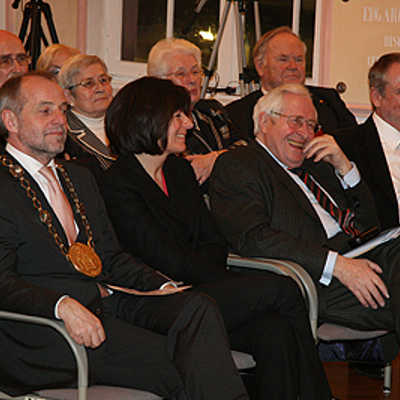 Klaus Jensen, Malu Dreyer, Bernhard Vogel und Michael Köhler, Schwiegersohn von Hans-Jochen Vogel (v. l.), verfolgen die Laudatio von Günther Nonnenmacher.