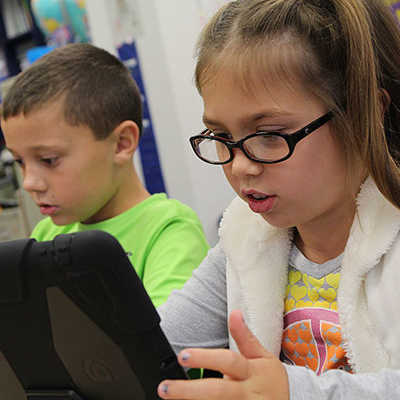 In den Trierer Schulen soll auch flächendeckendes WLAN verfügbar sein, um die Arbeit mit Tablets zu ermöglichen. Foto: Pixabay/April Bryant