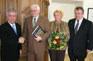 OB Helmut Schröer (l.) und Kulturdezernent Ulrich Holkenbrink (r.) bedanken sich bei Bernd Backes (2. v. l.), der mit seiner Frau Monika zur Verabschiedung ins Rathaus gekommen war.