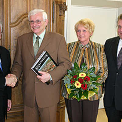 OB Helmut Schröer (l.) und Kulturdezernent Ulrich Holkenbrink (r.) bedanken sich bei Bernd Backes (2. v. l.), der mit seiner Frau Monika zur Verabschiedung ins Rathaus gekommen war.