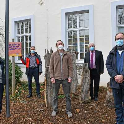 Johannes Hill (2. v. l.) und Umweltdezernent Andreas Ludwig (2. v. r.) begrüßen die neuen städtischen Klimaschutzmanager Julia Hollweg, David Lellinger und Matthias Gebauer (vorne, v. l.).