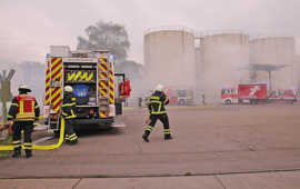 Fahrzeuge und Einsatzkräfte der Feuerwehr bei der Übuing im Trierer Hafen