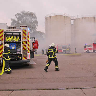 Nach einem simulierten Brand in einem Tanklager im Trierer Hafen rückten die Freiwilligen Feuerwehren Pfalzel, Ehrang und Biewer mit insgesamt rund 50 Feuerwehrleuten aus.  