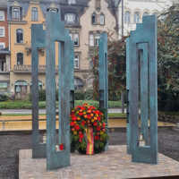 Ein Kranz wurde an dem von Clas Steinmann geschaffenen Denkmal aus Bronzestelen niedergelegt. 
