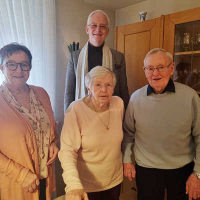 Vize-Ortsvorsteherin Doris Steinbach (links) und OB Wolfram Leibe (hinten) freuen sich mit Ingrid und Gerhard Marx über deren Eiserne Hochzeit. 