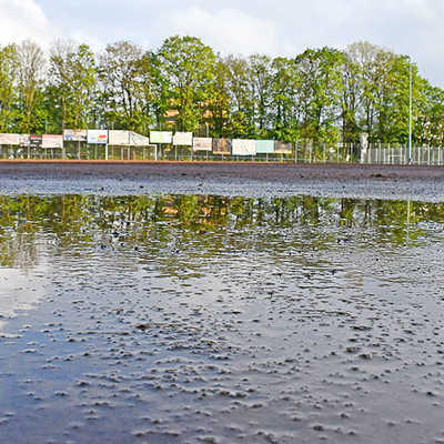 Gegen Ende des Jahres darf sich Heiligkreuz über einen neuen Kunstrasen als Ersatz für den maroden Platz freuen. Er verwandelt sich bei Regen auch schon mal in eine Seenlandschaft. 