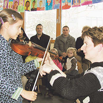Schnupperunterricht am Tag der Offenen Tür im vergangenen Jahr: Mit Unterstützung von Musikschuldozentin Gisela Bitdinger spielt die kleine Sophie erstmals auf einer Geige.