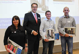 Foto. Minister Schweitzer ehrt die Gewinner des Fotowettbewerbs