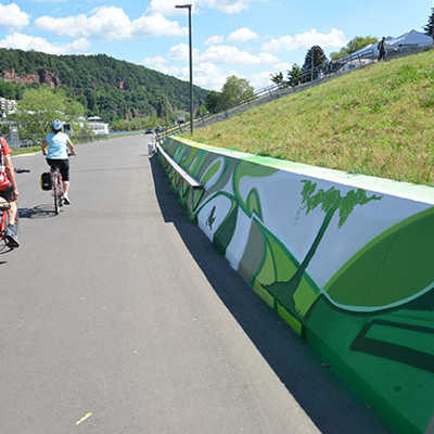 Der Moselradweg führt entlang des sanierten Hochwasserschutzdamm am Zurlaubener Ufer.