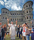 Fast wie ein römischer Herrscher begrüßt Dr. Hans-Joachim Kann seine Gäste bei einer TIT-Toga-Führung Foto: TIT /YAPH