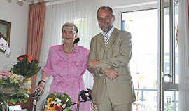 Christel Berres freut sich über den Besuch von OB?Klaus Jensen, der ihr zum 102. Geburtstag gratulierte.