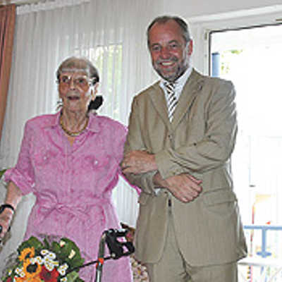 Christel Berres freut sich über den Besuch von OB?Klaus Jensen, der ihr zum 102. Geburtstag gratulierte.