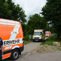 Der auf einem Damm gelegene Radweg wird als letzte verbliebene Zufahrt für die Evakuierung des Krankenhauses genutzt.