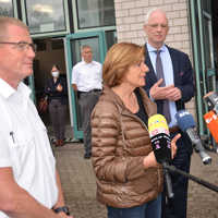 Ministerpräsidentin Malu Dreyer, OB Wolfram Leibe (r.) und Triers Feuerwehr-Chef Andreas Kirchatz (l.) informieren die Medien am Freitagmorgen bei einem Ortstermin in der Feuerwehr-Hauptwache am Barbaraufer über die Lage in der Region Trier.