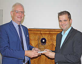 Oberbürgermeister Wolfram Leibe (l.) und sein Verwaltungsrerferent Tobias Reiland freuen sich über die Auszeichnung des Rathauses und des Stadtrats mit dem Spar-Euro. Oberbürgermeister Wolfram Leibe (l.) und sein Verwaltungsrerferent Tobias Reiland freuen sich über die Auszeichnung des Rathauses und des Stadtrats mit dem Spar-Euro.