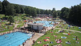 Das 2010 nach aufwendiger Erneuerung wiedereröffnete Südbad  bietet mit der großen Liegewiese und diversen Becken sehr gute Freizeitbedingungen für die ganze Familie.