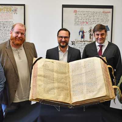 Die Riesenbibel wird nach abgeschlossener Digitalisierung in Trier durch Anja Runkel (rechts) feierlich von der Leiterin der Wissenschaftlichen Bibliothek Trier, Dr. Magdalena Palica (links), Kulturdezernent Markus Nöhl (2. v. l.) und Direktor der Wissenschaftlichen Bibliothek Trier, PD Dr. Francesco Roberg (2. v. r.) an den Direktor der Luxemburgischen Nationalbibliothek Claude D. Conter (Mitte) übergeben.