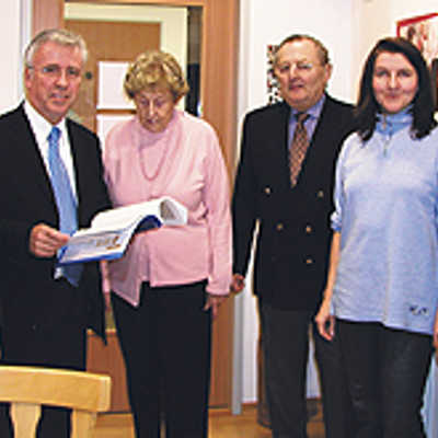 Als OB Schröer (2. v. l.) das Seniorenbüro besucht, stellen ihm dessen Leiter Manfred Hoffmann (r.) sowie Magda Weber, Vorsitzende des Seniorenrats (3. v. l.), den Entwurf des neuen Wegweisers vor.