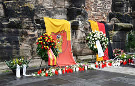 Trauerkränze und Flaggen am Gedenkort an der Porta Nigra