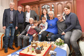 Zum 100. Geburtstag von Reinhard Zingen gratulierten neben seinen Kindern und Enkeln auch Bürgermeisterin Elvira Garbes und Ehrangs Ortsvorsteher Berti Adams. 