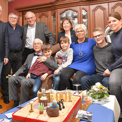 Zum 100. Geburtstag von Reinhard Zingen (sitzend, l.) gratulierten neben seinen Kindern und Enkeln auch Bürgermeisterin Elvira Garbes (4. v. r.) und Ehrangs Ortsvorsteher Berti Adams (3. v. l.).