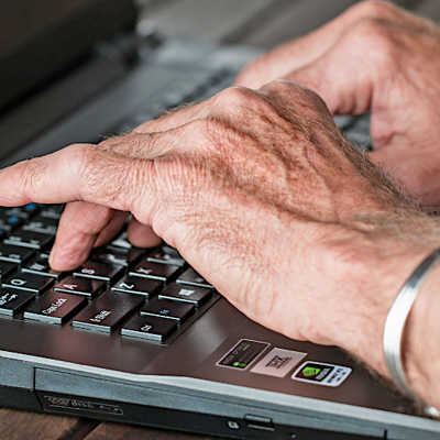 In der mehr als zweijährigen Pandemie sind auch immer mehr ältere Menschen auf die digitale Kommunikation umgestiegen. Nach wie vor gibt es aber Engpässe bei der technischen Infrastruktur. Foto: Pixelio