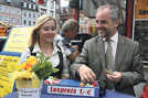 Oberbürgermeister Klaus Jensen zieht seine ersten Lose für die Stadt-Tombola 2009, die er bei Bianca Simon gekauft hat.