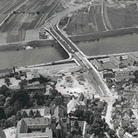 Die Konrad-Adenauer-Brücke im Bau. Sie wurde 1973 fertig gestellt.