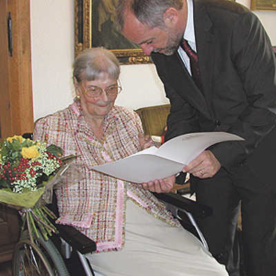 Oberbürgermeister Klaus Jensen gratuliert Christel Berres zum 100. Geburtstag und überbringt die Glückwünsche der Stadt.