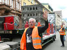 Ein Mitglied der Irscher „Pratzbähnt“-Gruppe grüßte die Besucher beim Rheinland-Pfalz-Tag. Im Hintergrund der städtische Wagen mit Porta-Modell und der Werbung für die Karl-Marx-Ausstellung.