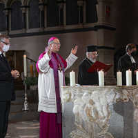 Apostel Clément Haeck von der Neuapostolischen Kirche, Bischof Dr. Stephan Ackermann, Erzpriester Georgios Basioudis für die griechisch-orthodoxe Kirche und Vizepräses Christoph Pistorius von der Evangelischen Kirche im Rheinland (von links) stehen dem Gottesdienst vor. Foto: Helmut Thewalt/Bistum Trier