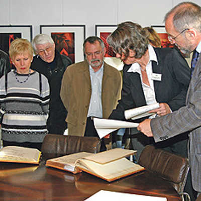 Interessierte Blicke werfen die Bürger während der Rathausführung in die Goldenen Bücher der Stadt, die Oberbürgermeister Klaus Jensen (r.) zeigte.